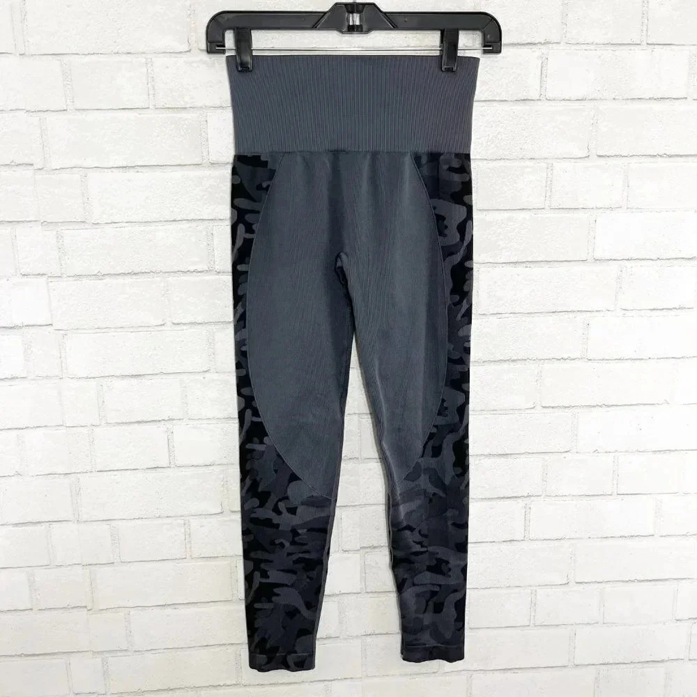 Zyia Black & Gray Cropped High Rise Camo Leggings Women's Size Small